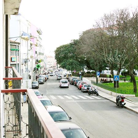 ALTIDO Modern 1-bed Apt with terrace, moments from São Bento Palace Lisboa Exterior foto