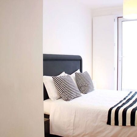 ALTIDO Modern 1-bed Apt with terrace, moments from São Bento Palace Lisboa Exterior foto